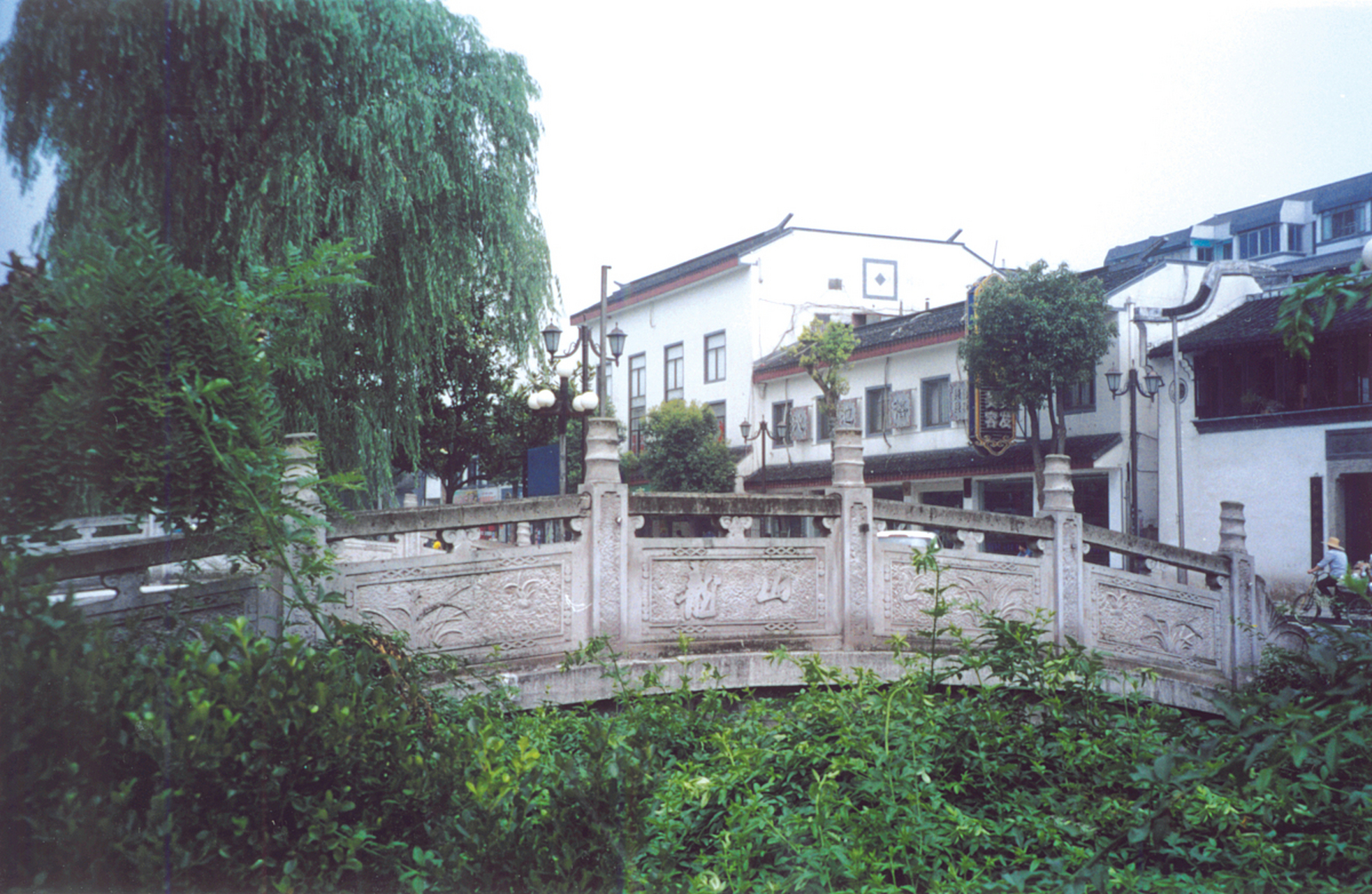 陆巷村,位于江苏苏州东山镇,距镇中心12公里,背山面湖,南宋渐成村落