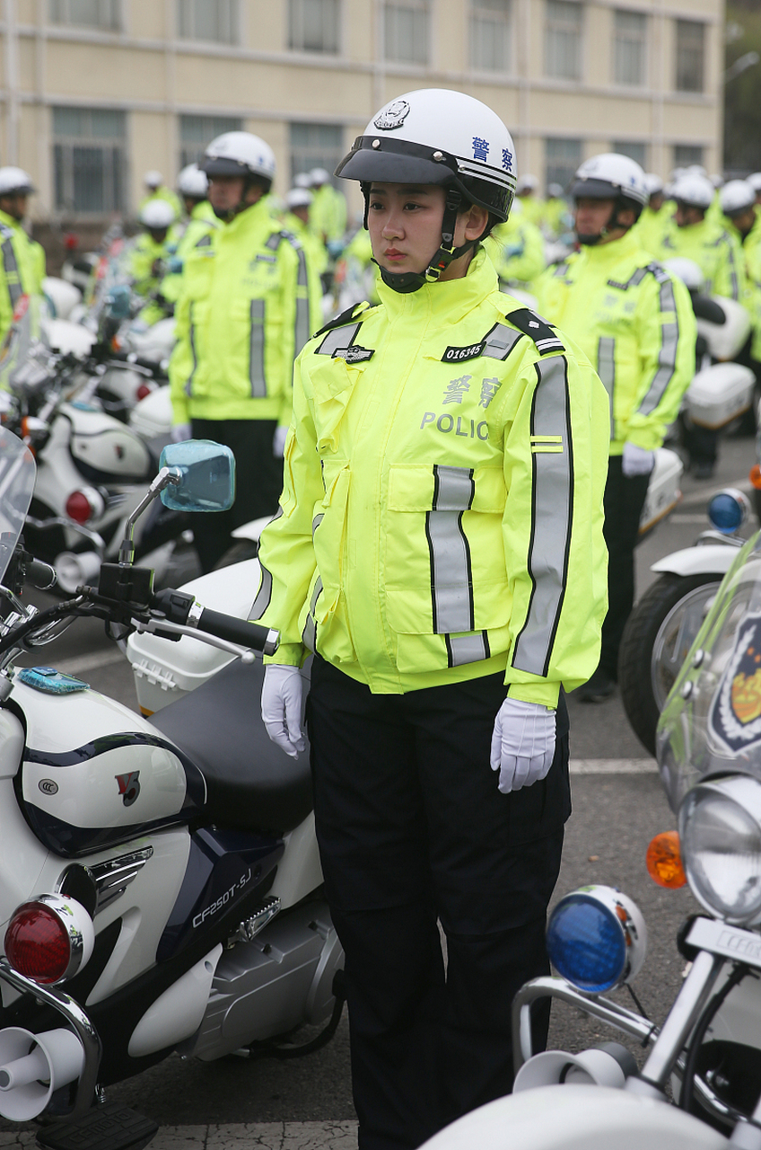 交警照片执勤实拍图片