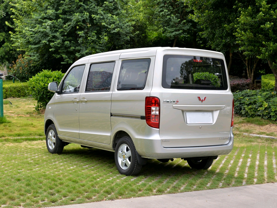 国产最便宜的"面包车",配侧滑门,售3.23万,5座/7座布局