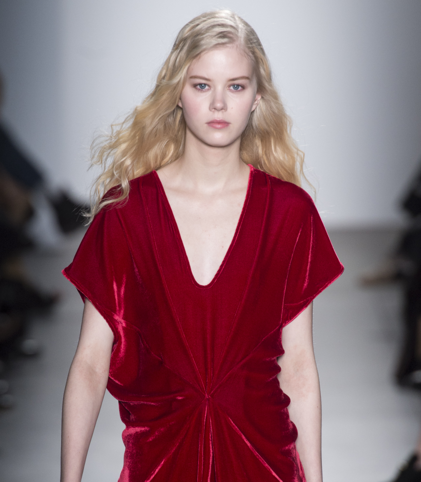 皮肤很白,深红色衣服更能衬托出她的肤色,得体的裁剪,时尚大气