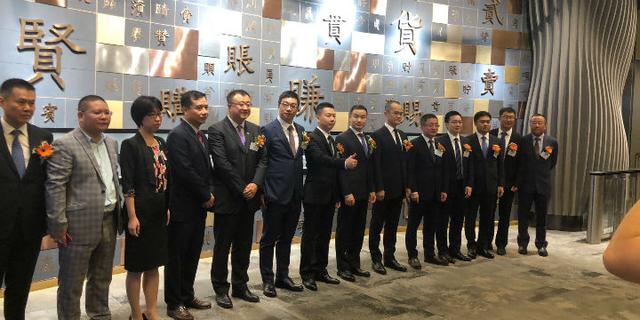 王兴现身美团上市现场 稍后正式敲钟上市