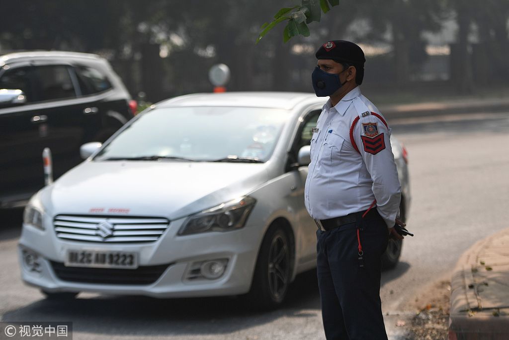 印度新德里空气污染严重 警察街头戴口罩执勤