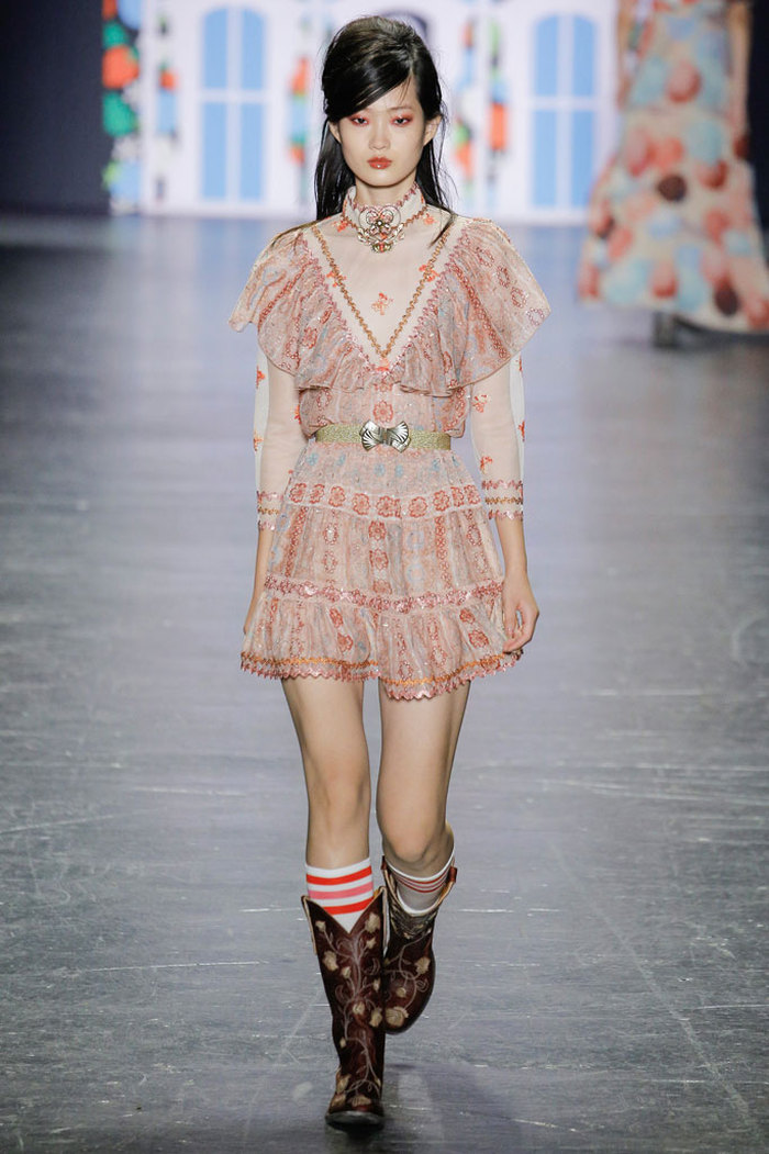 时装秀:风格张扬个性,时装衬托模特活泼一面,走秀唯美飘逸,这种穿搭