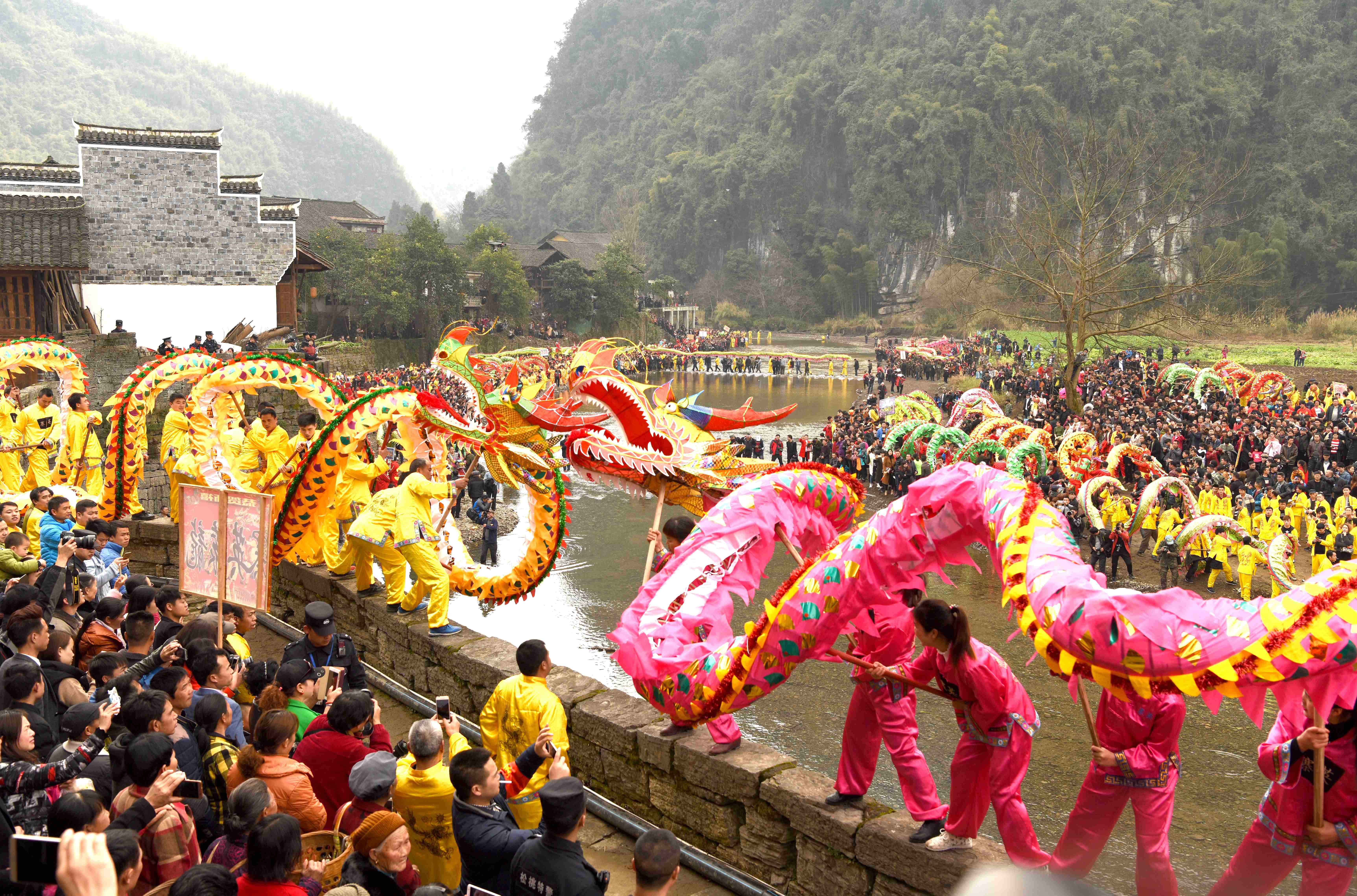 (社会)(3)贵州松桃:苗乡滚龙闹元宵