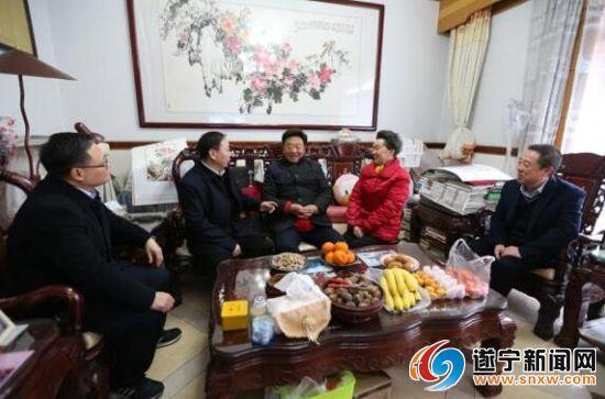 邓正权看望慰问市老领导熊继尧