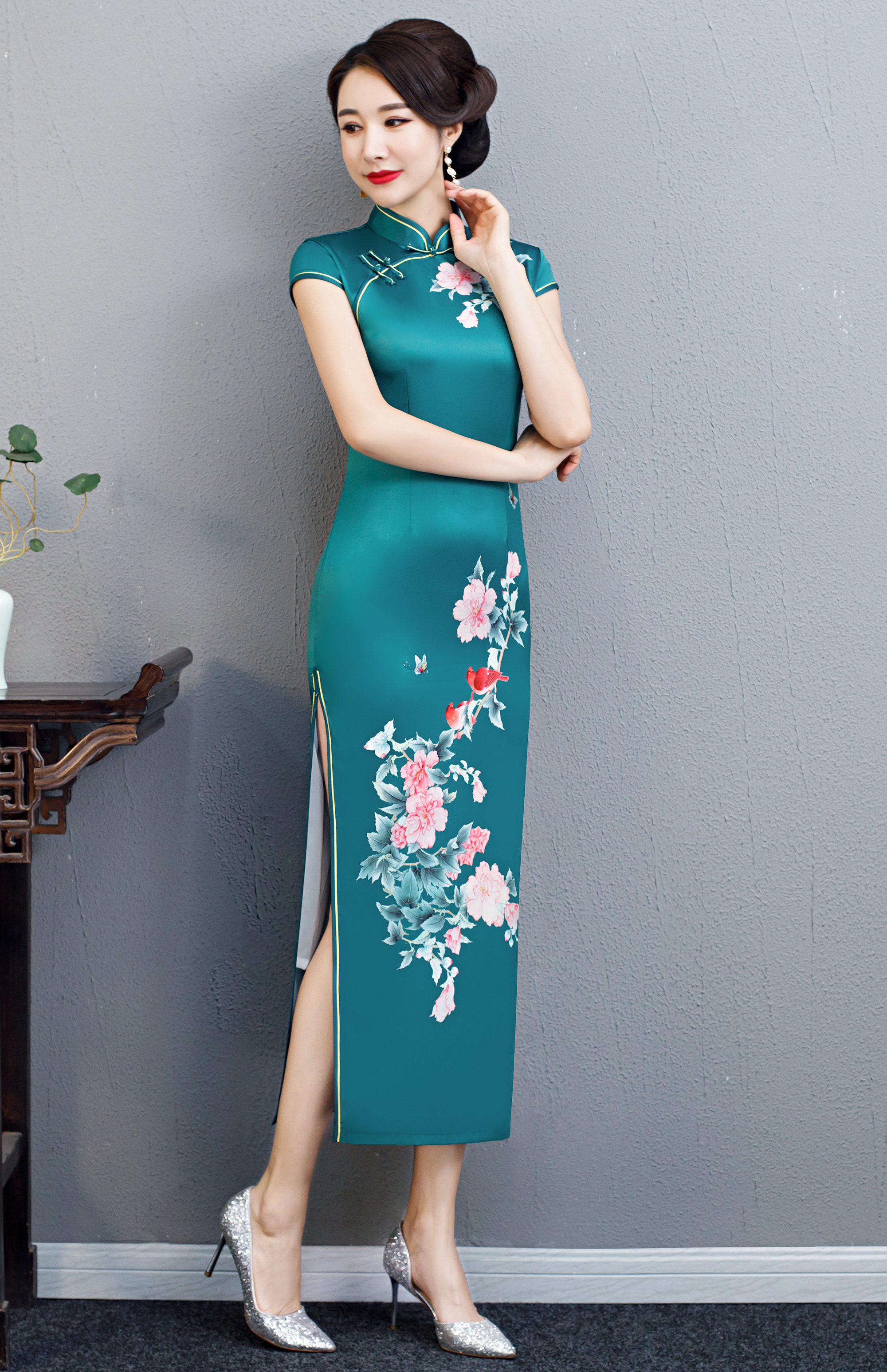 春季长款旗袍怎么选?掌握这几点,你也能穿出优雅娇柔的气质