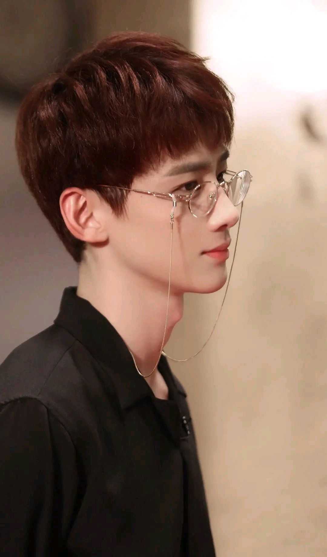 肖战,王一博,白敬亭,吴亦凡,男明星谁戴眼镜最"斯文败类"