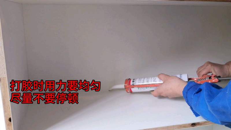 师傅打胶原来有诀窍,怪不得打玻璃胶又快又好,家居,家装,好看视频