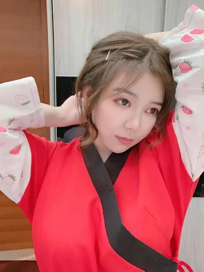 刘飞儿直播四周年 大胆cos客栈性感老板娘