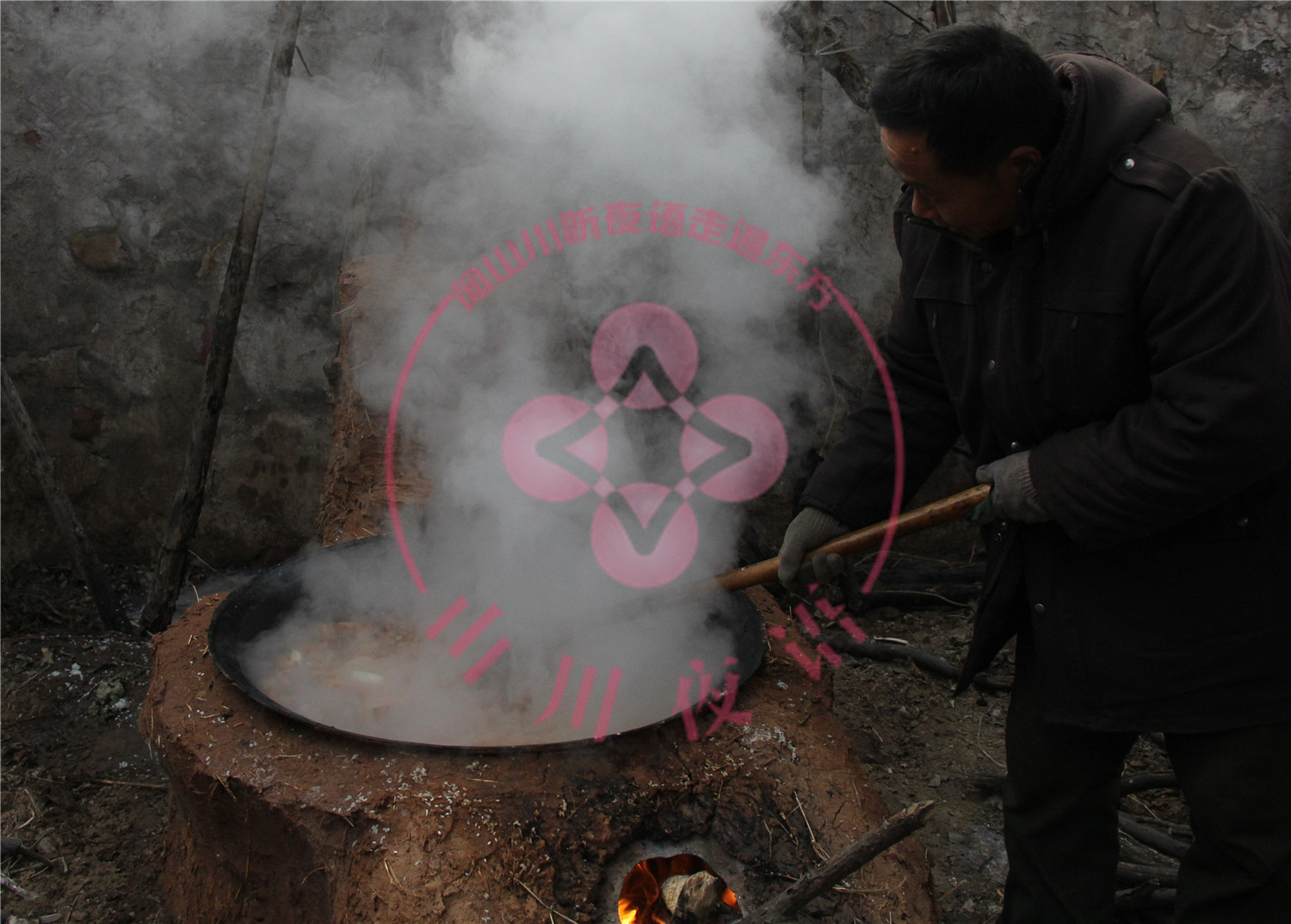 探尋農村最接地氣原始火爐 黃土麥秸搭配成就