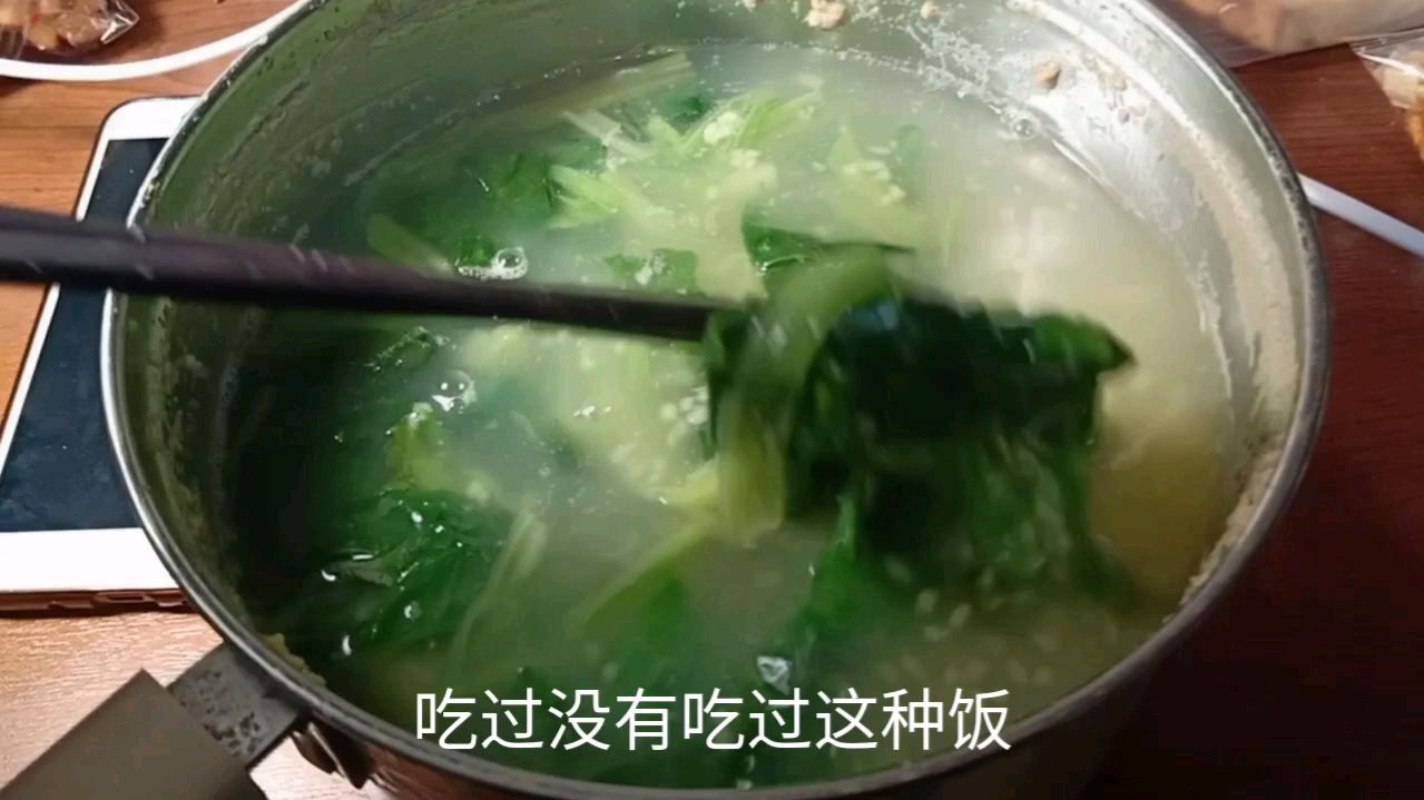 农村小伙做的菠菜小米粥,清淡但是很好喝