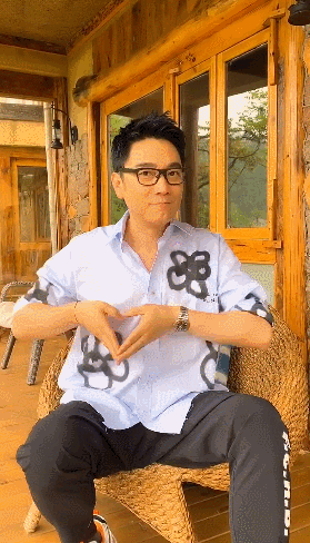 林依轮随音乐跳爱情鸟手势舞 比心卖萌表情很逗趣