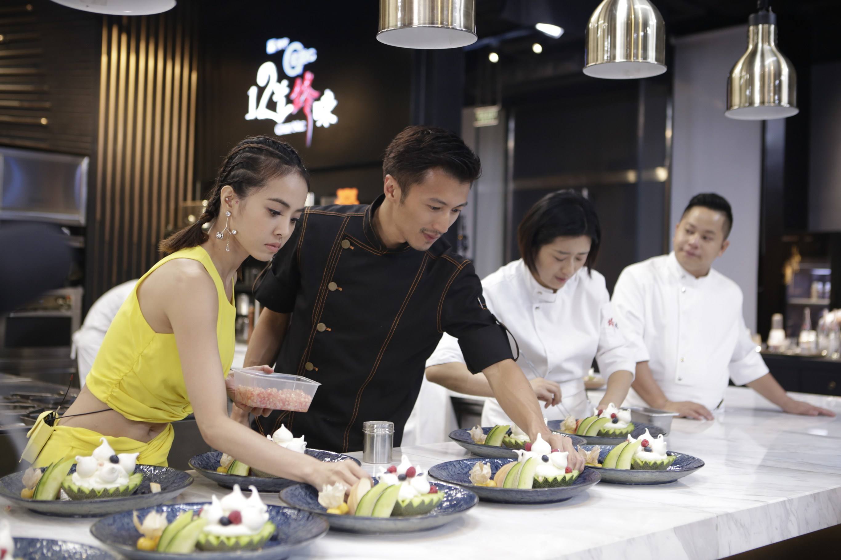 谢霆锋美食节目宣布回归,嘉宾阵容太吓人了!数位超级巨星加入!