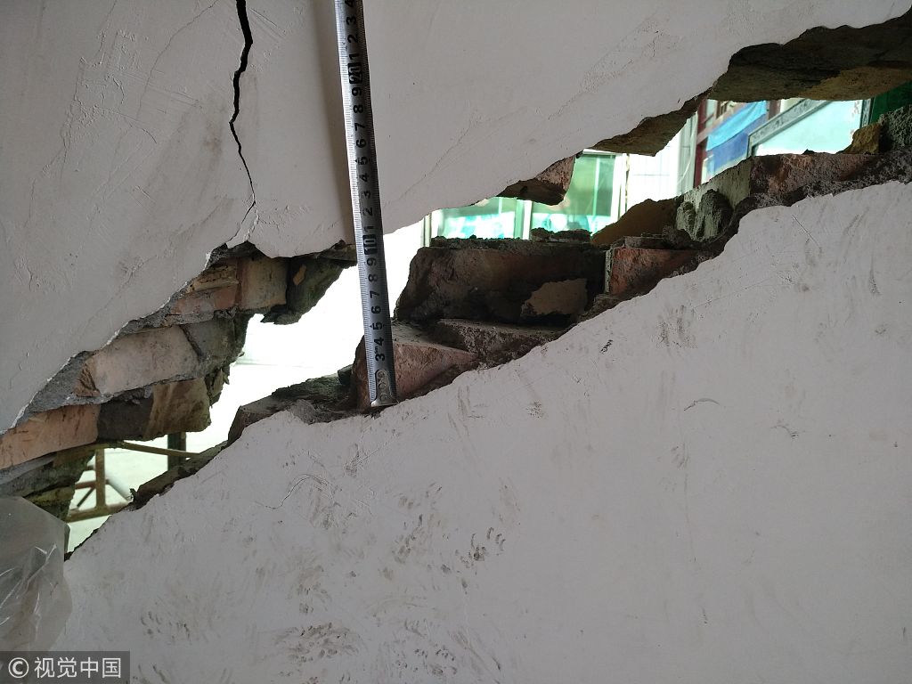 陕西13户村民房屋墙壁离奇开裂  裂缝最宽处达15厘米
