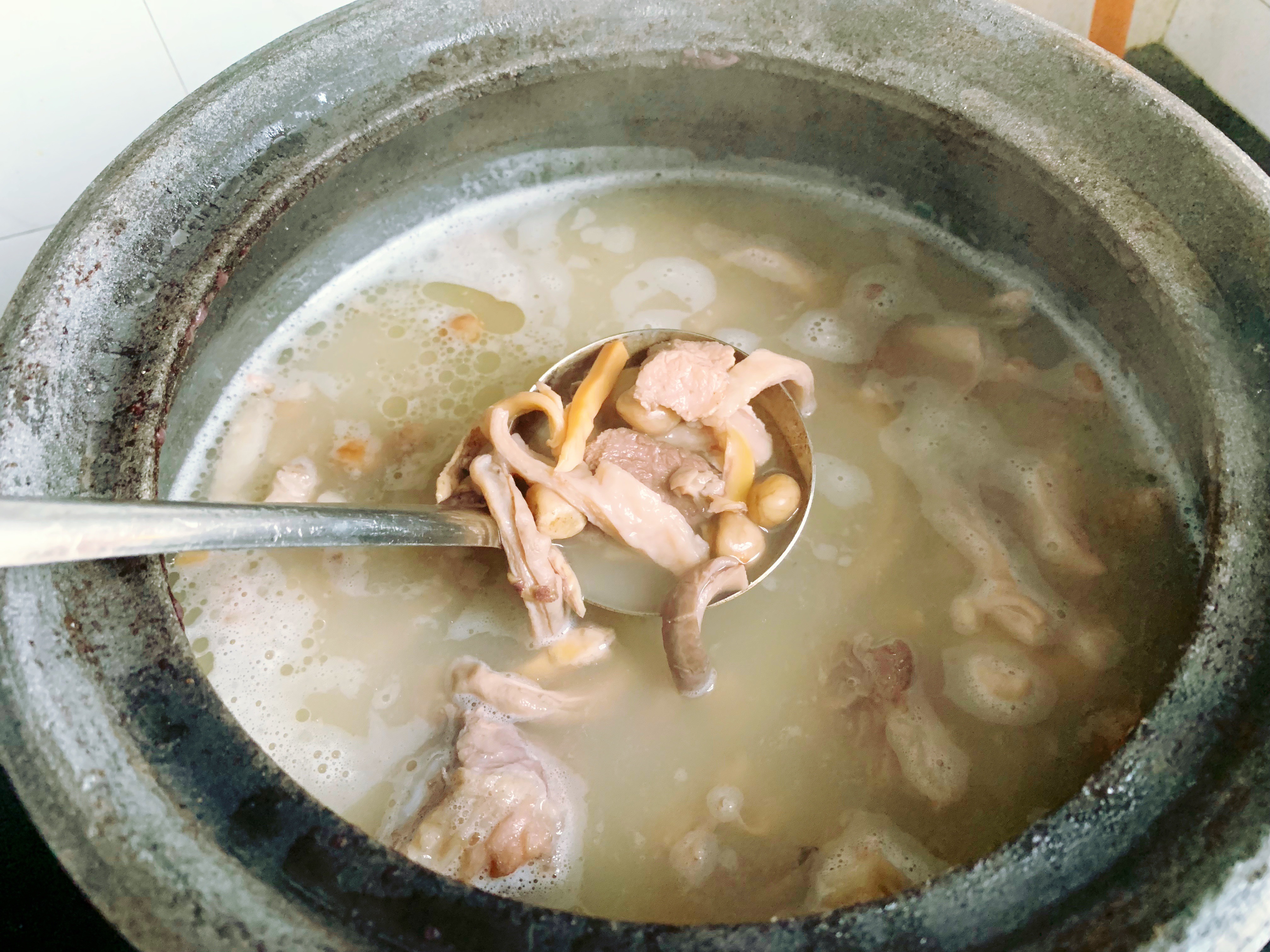 8,将热气腾腾的猪肚墨鱼汤盛入碗里,趁热喝一碗,全身都暖和了.
