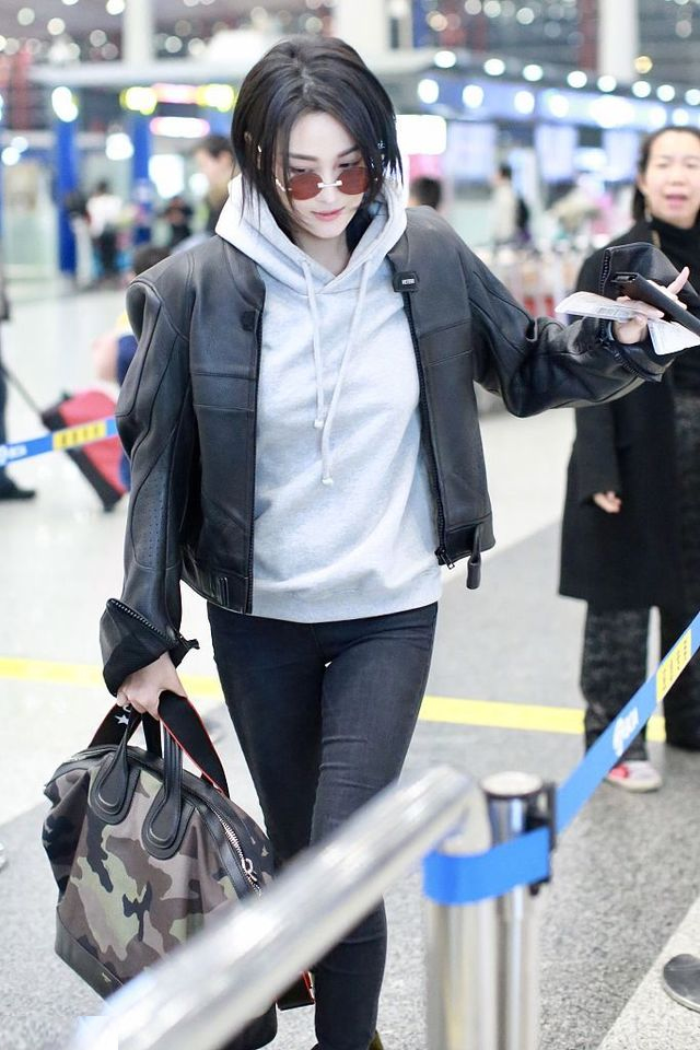 张馨予现身机场 黑皮衣配牛仔裤秀干练身材 帅酷十足