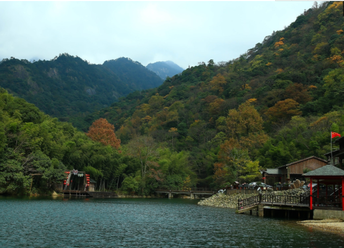 牯牛降在古代就与黄山齐名,最高峰"牯牛大岗,海拔1727.
