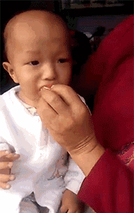 搞笑gif图:孙子,奶奶想看看你扮宋小宝的表情!奶奶,你