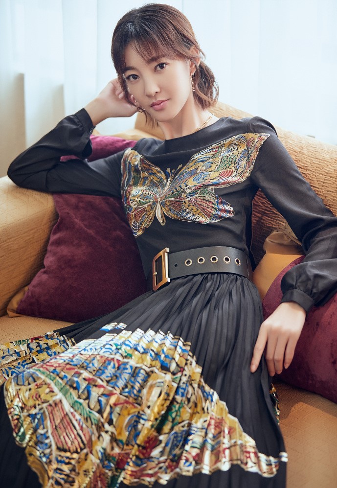 组图:女神王丽坤身着复古黑色刺绣百褶裙,散发出优雅迷人气场