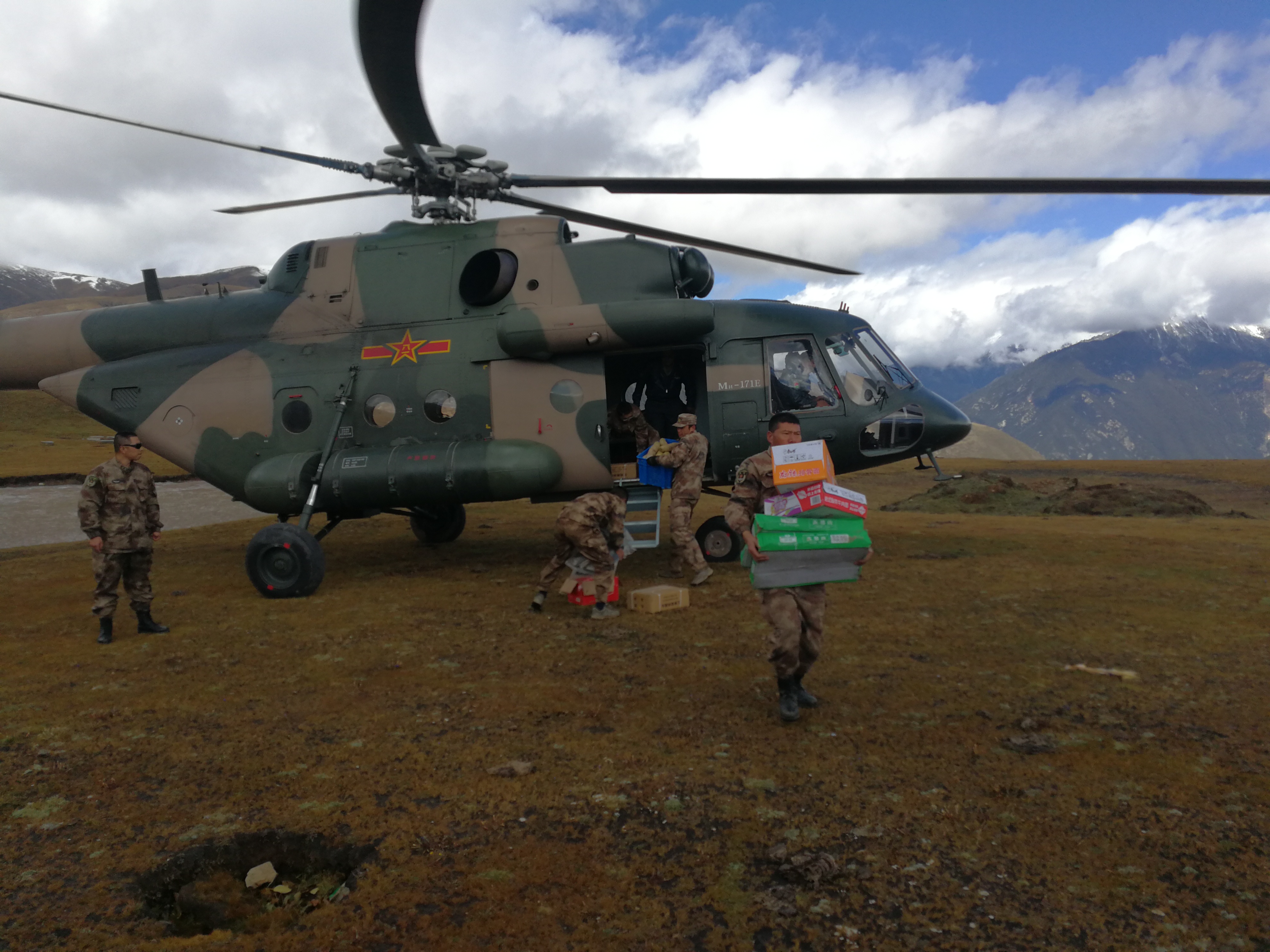 西藏軍區派出直升機為山體滑坡災區開闢空中救援通道