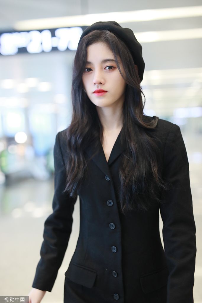 "四千年美女"鞠婧祎人群中白到发光 穿西装戴贝雷帽性感冷艳