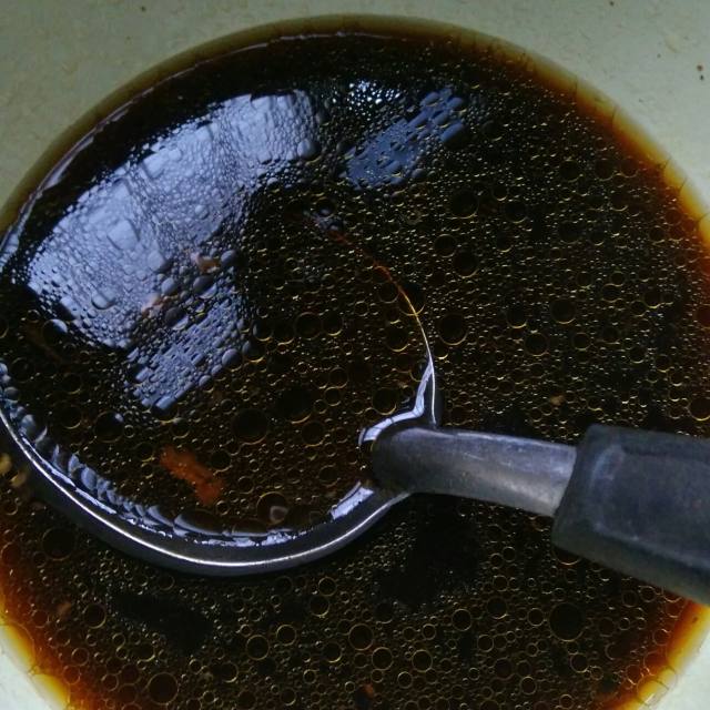 第5步,捞出卤好的猪脚,另装几勺老卤水备用.