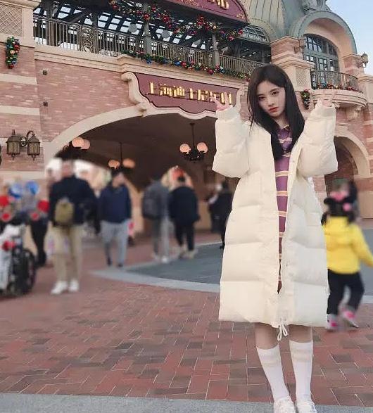 "光腿袜"已经过时了,鞠婧祎的"甘蔗袜"成为最新潮流,被撩到