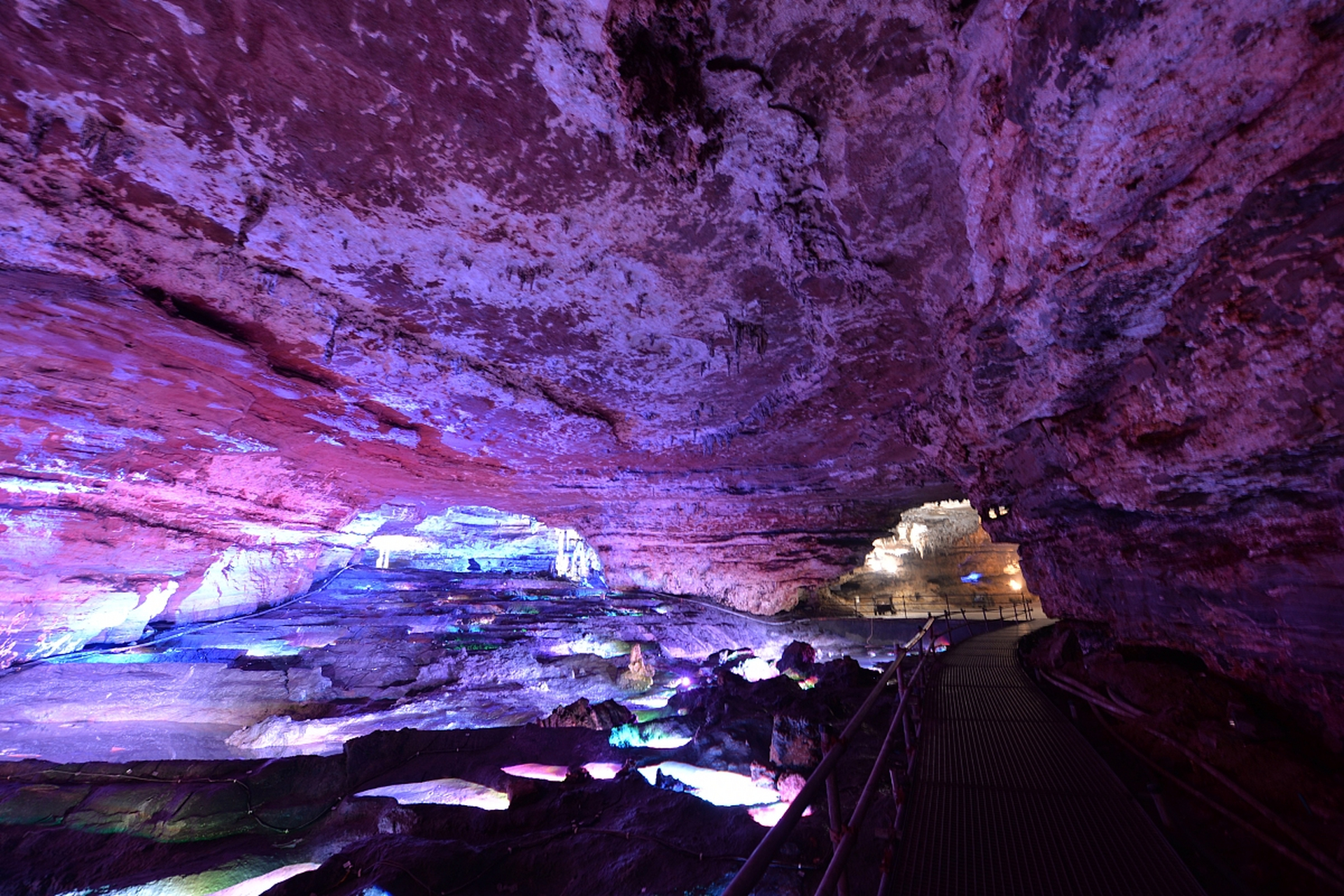 恩施黄金洞是一座以奇,秀,雄,险而著称的岩溶洞穴,位于湖北省恩施市