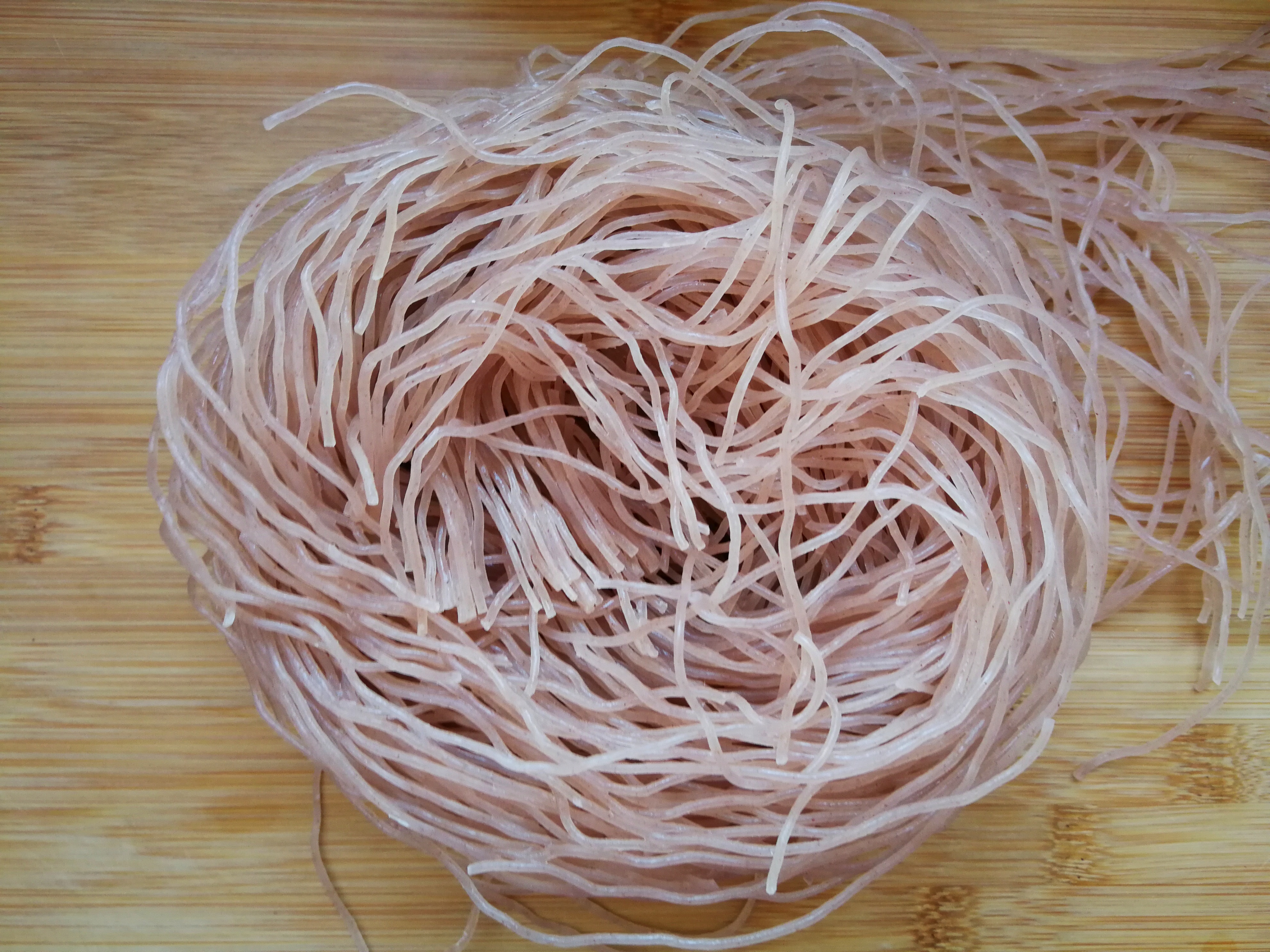 云南朋友寄来的米线,正宗红米线,是真空包装的半干米线,直接拨散开.