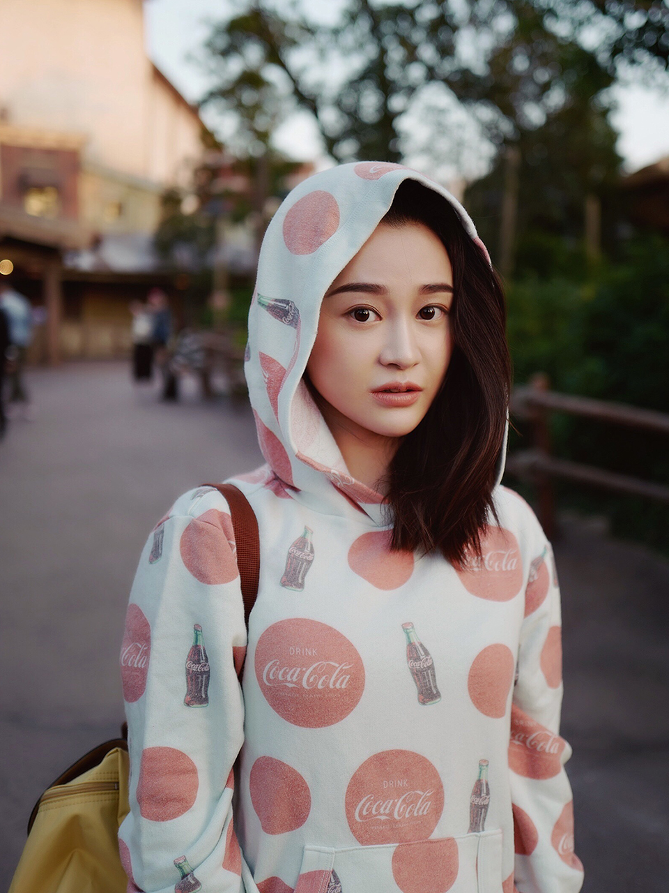 陈昱霖的12张街拍照片,衣品时尚,网友:都是吴秀波给的吧?