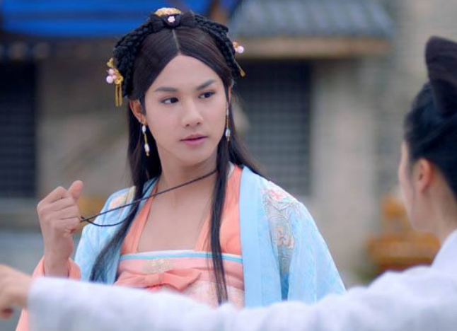 男扮女装的明星:陆毅惊艳,黄晓明表情亮了,他美得让人流鼻血