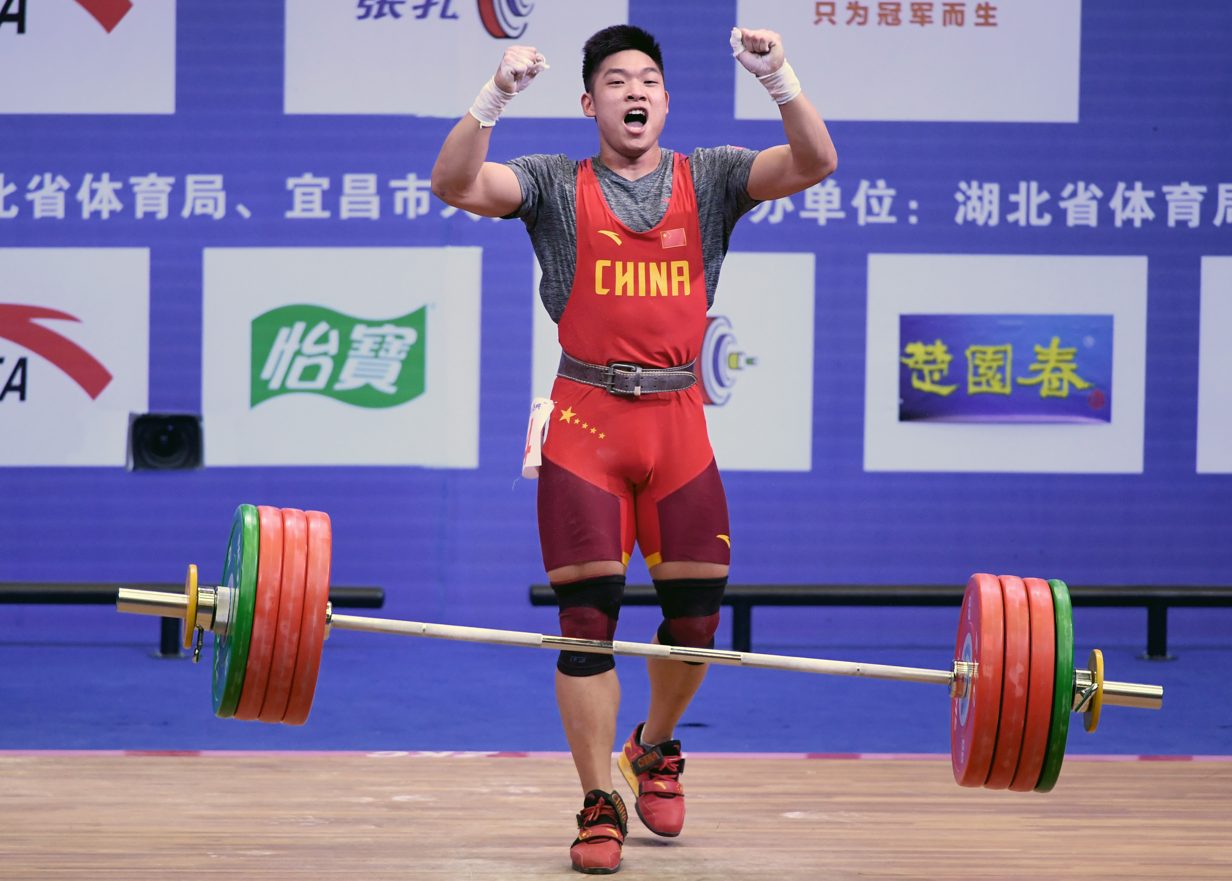 举重——全国男子举重锦标赛:李大银获77公斤级抓举,挺举和总成绩三项