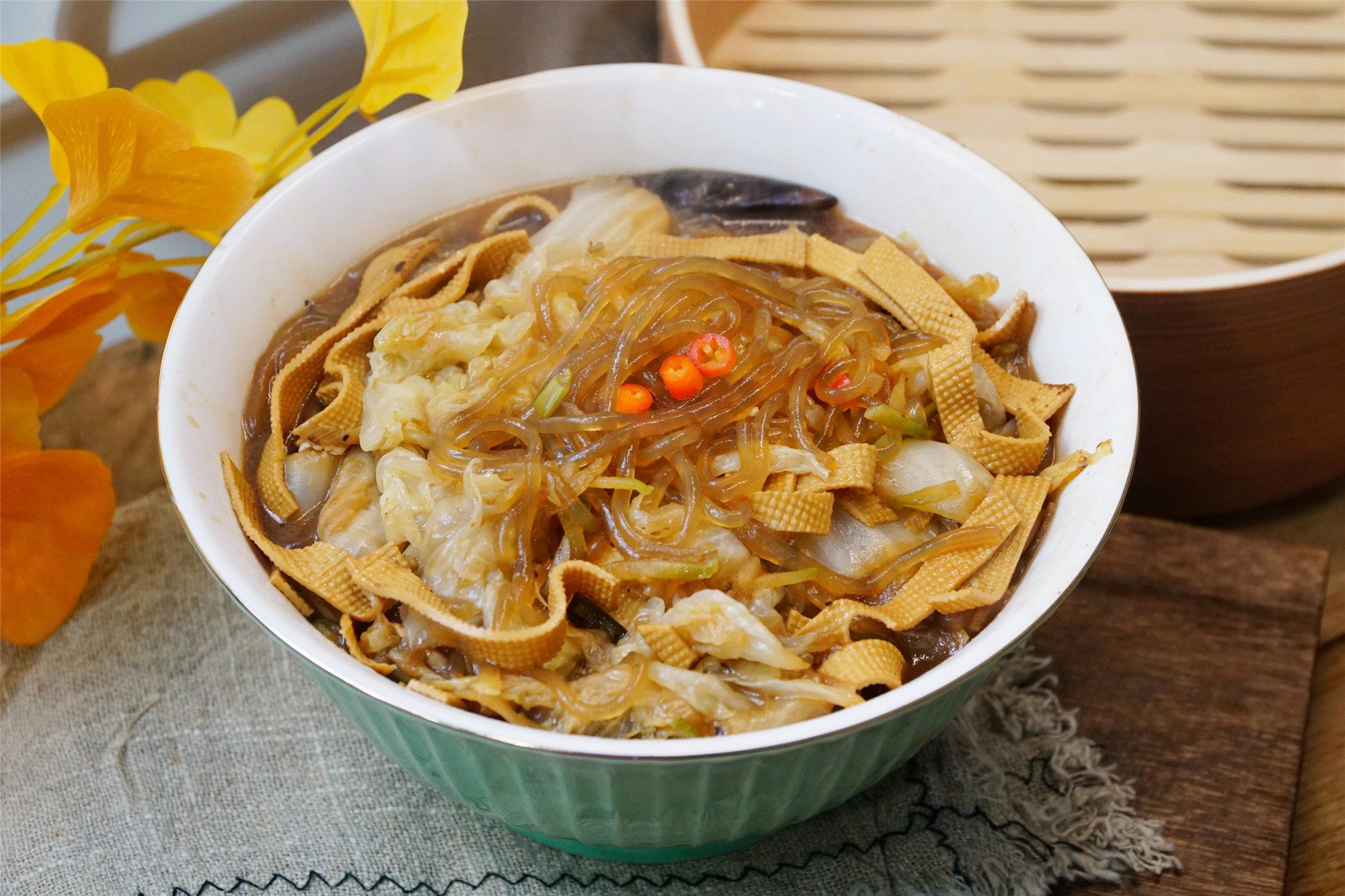 天太冷,在家煮了一锅"大烩菜",热腾腾的家常菜,不放肉也很香