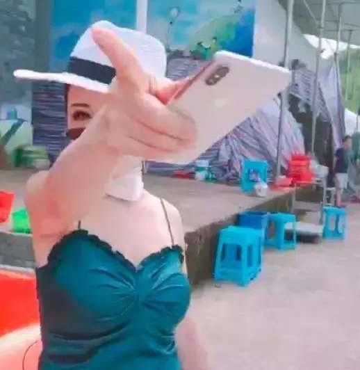 重庆保时捷女家财遭曝光,丈夫童小华被免职,网友:收入也不高啊