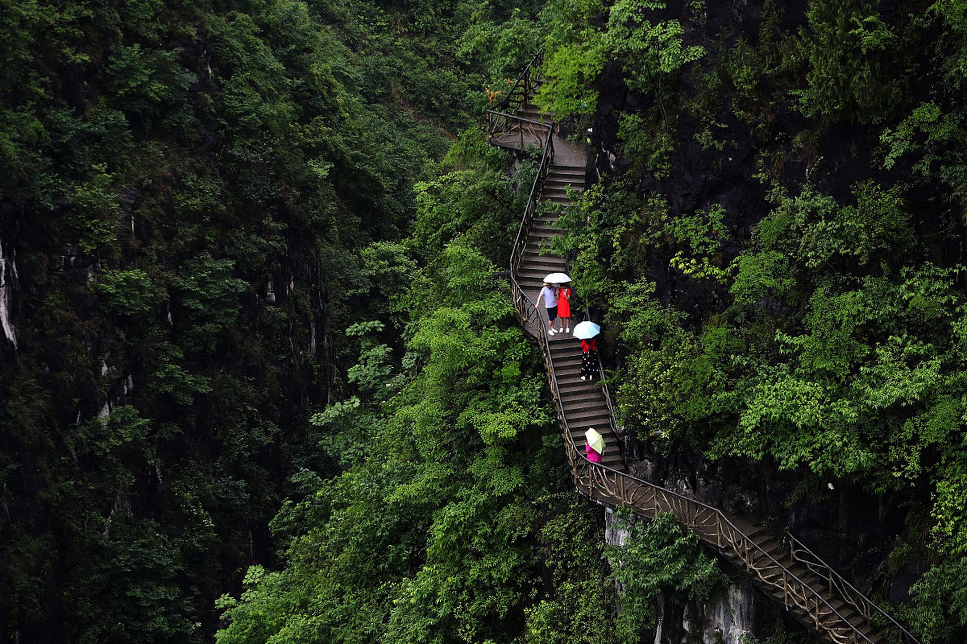 巨大的山谷在两边蔓延,当中的山道崎岖而窄小,山道两旁是黑黢黢不见