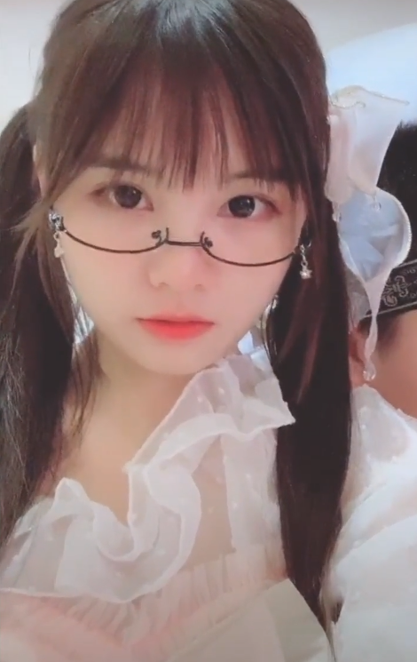 火线妹直播卸妆,看清素颜那一刻,终于相信00后的眼光!