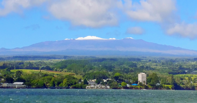 冒纳开亚山山顶位于逆温层,每年有约300个晴朗夜晚,北纬20度的位置