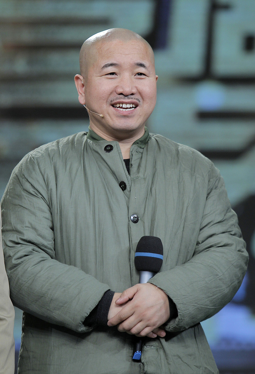 赵本山徒弟王小利因长子王亮在直播中泄露家事隐私,引发网络风波.