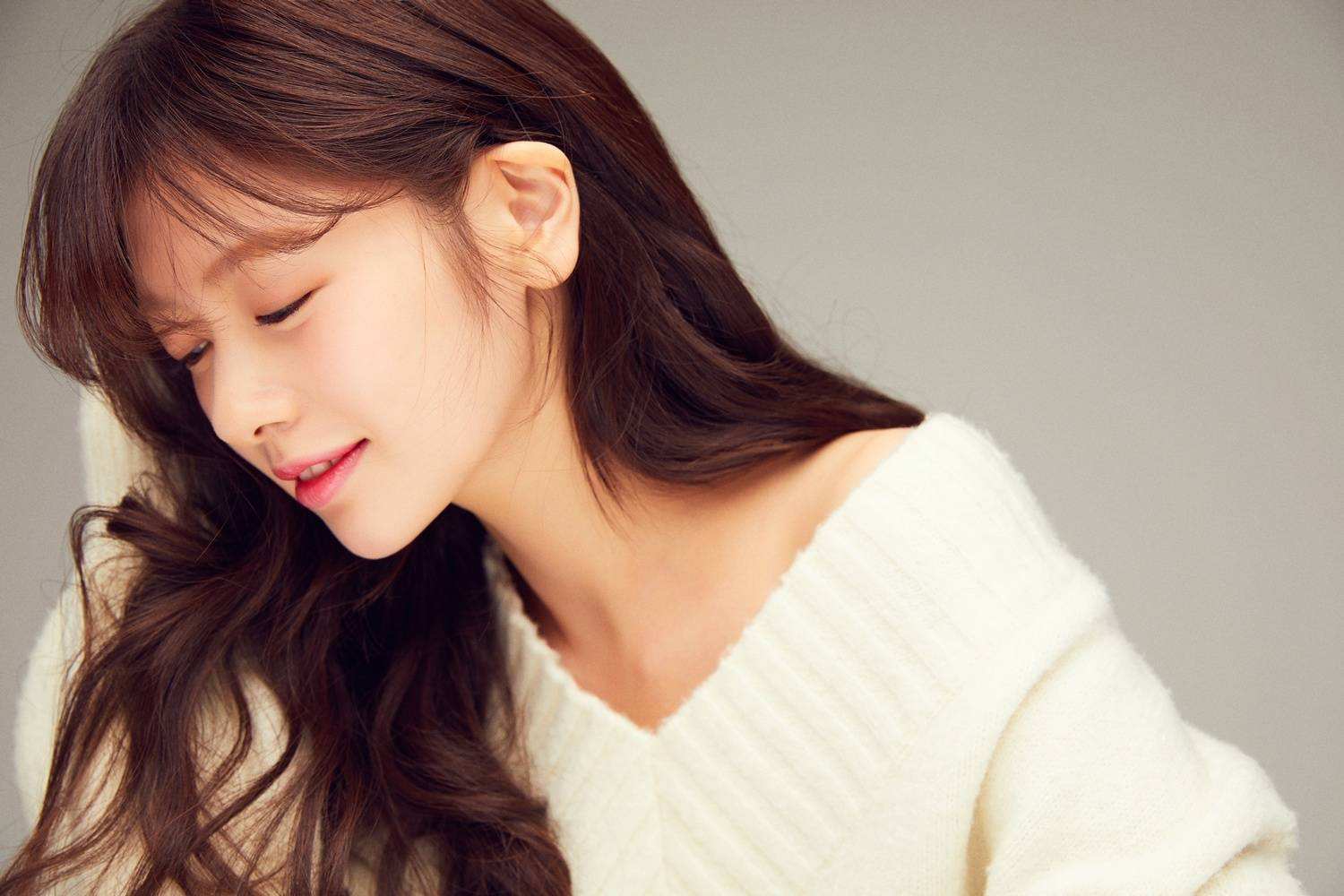 韩女星郑素敏拍春季写真 展清纯可爱魅力