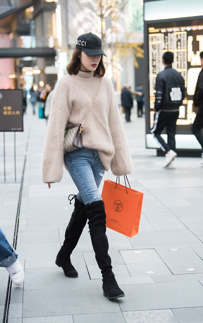 毛绒上衣搭配紧身牛仔裤 黑色过膝靴,看起来不仅有层次感,还很显气质