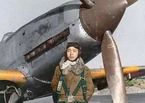 二战飞行员跳伞挂在树上,挂了70年没人理,发现时全身已缠绕枝蔓