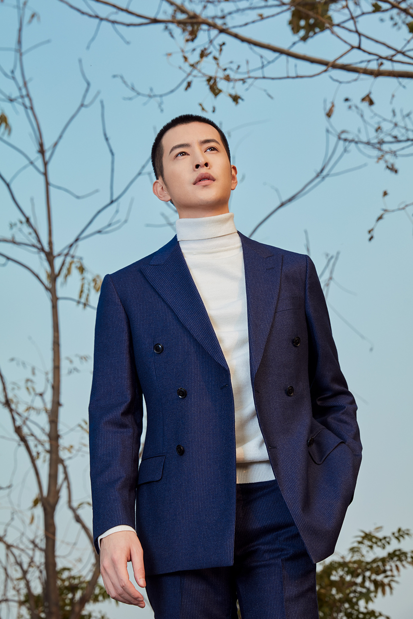 近日新晋小生杜茗洋曝光了一组晚秋时尚大片.