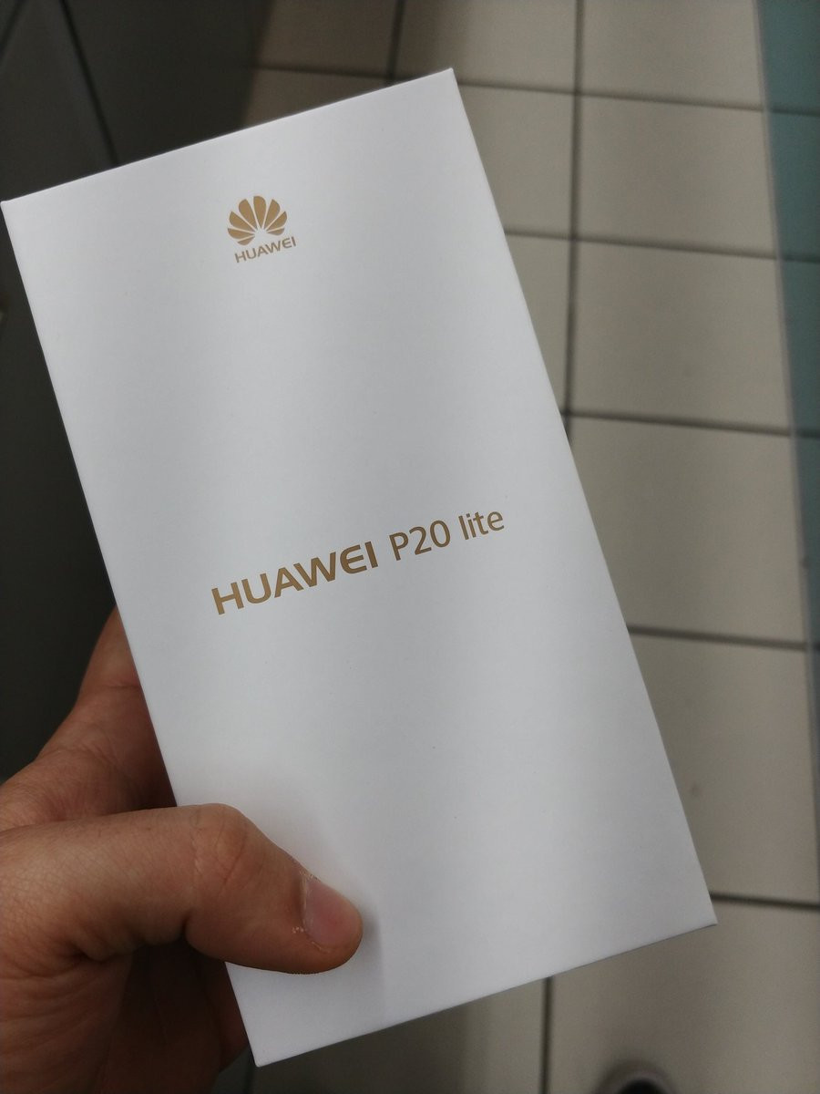 华为p20 lite开箱图赏:5.8寸精致异形屏 极光玻璃机身