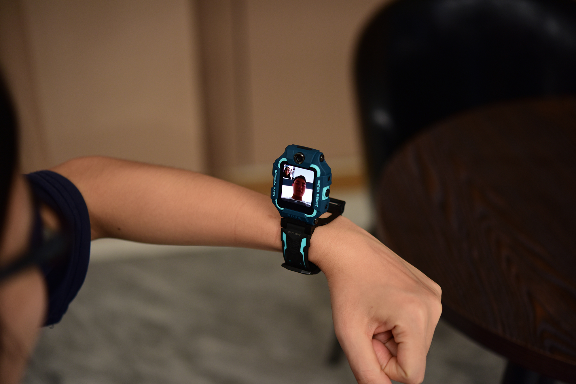 电话手表也用上翻转双摄!小天才z6图赏