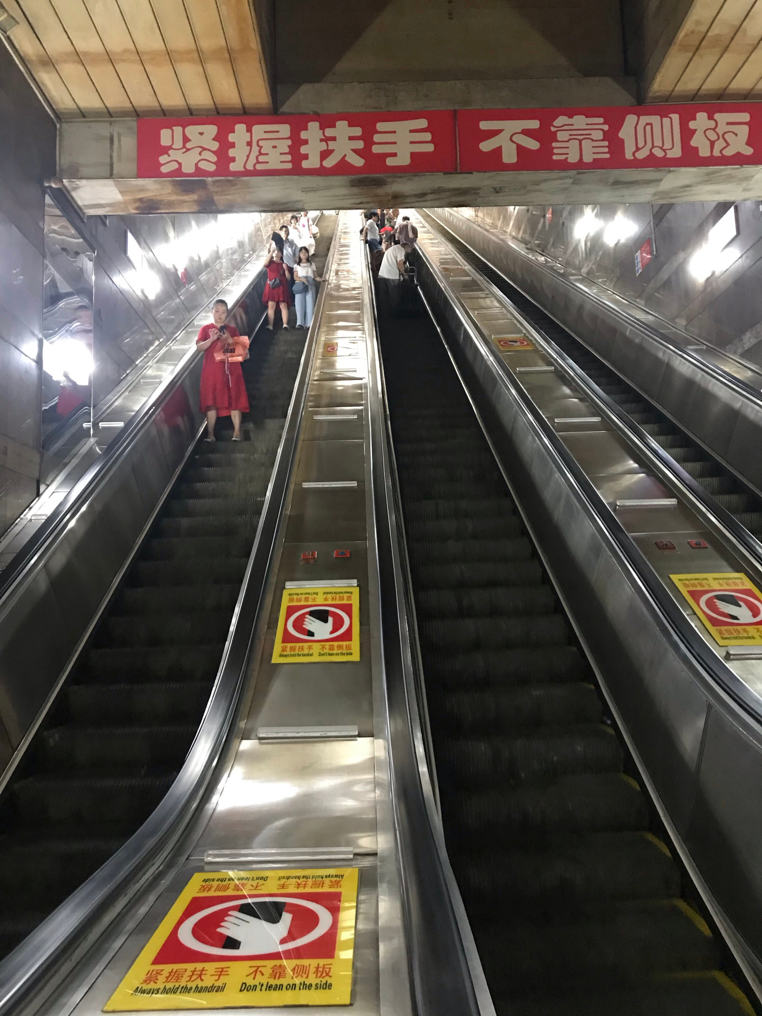 评重庆市的皇冠大扶梯:外地人看网红景点,本地人视为交通工具