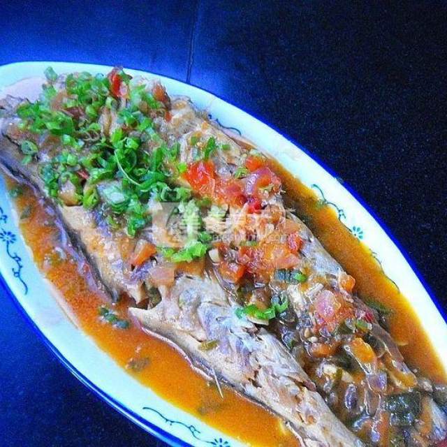 道"西红柿炖鳕鱼"采取了另一种方法烹制而成,味道特别的鲜美,值得一试