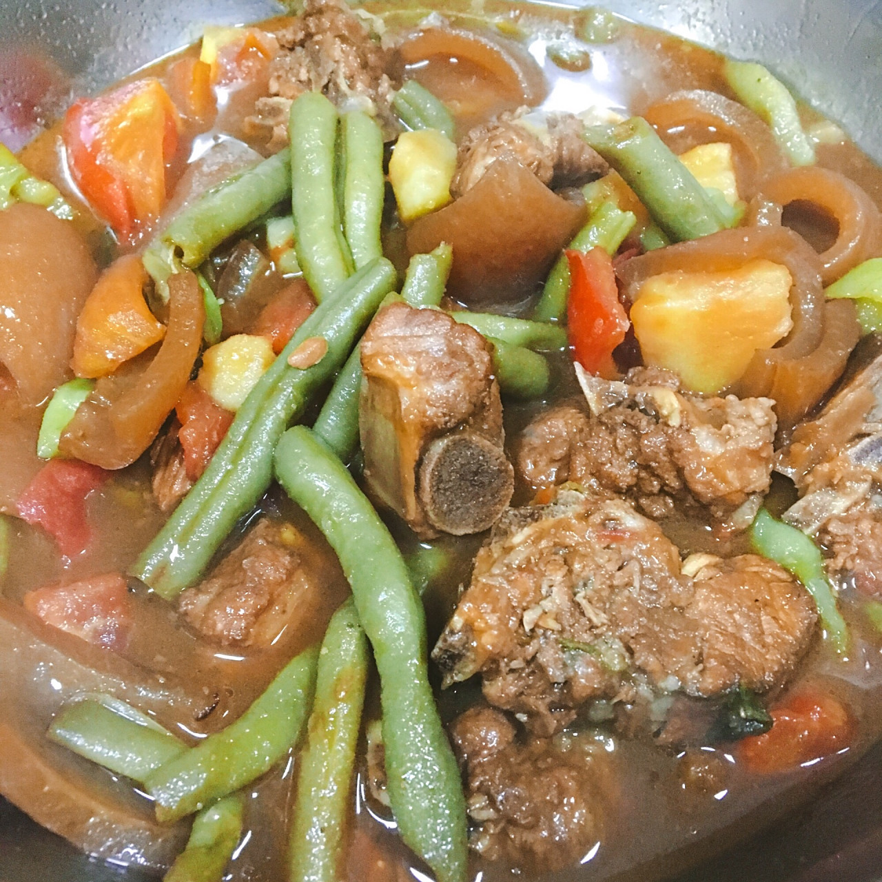 排骨炖豆角是东北菜的经典菜式,主要食材有排骨和豆角.