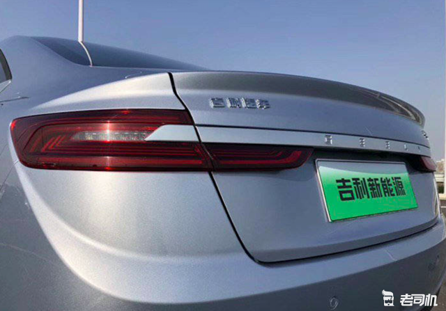 尾部把"geely"字样放到了正中央,吉利前不久推出的全新mpv"嘉际"也