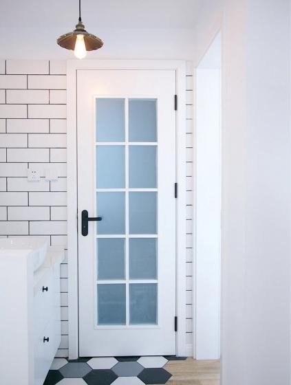 时尚简约卫生间木门装修案例效果图 小空间的大可能