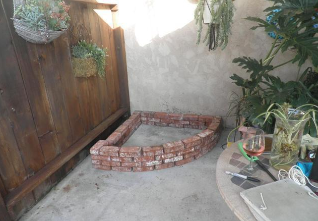 老爸用红砖在院子里砌鱼塘,连水泥都不用抹,完工后惊艳全村!